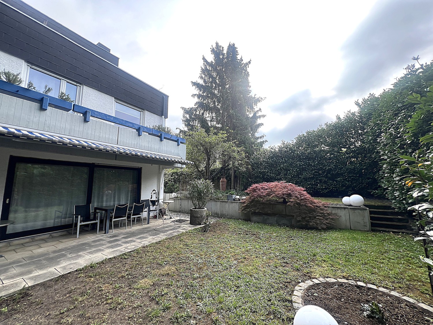 Blick zur Terrasse und in den Garten