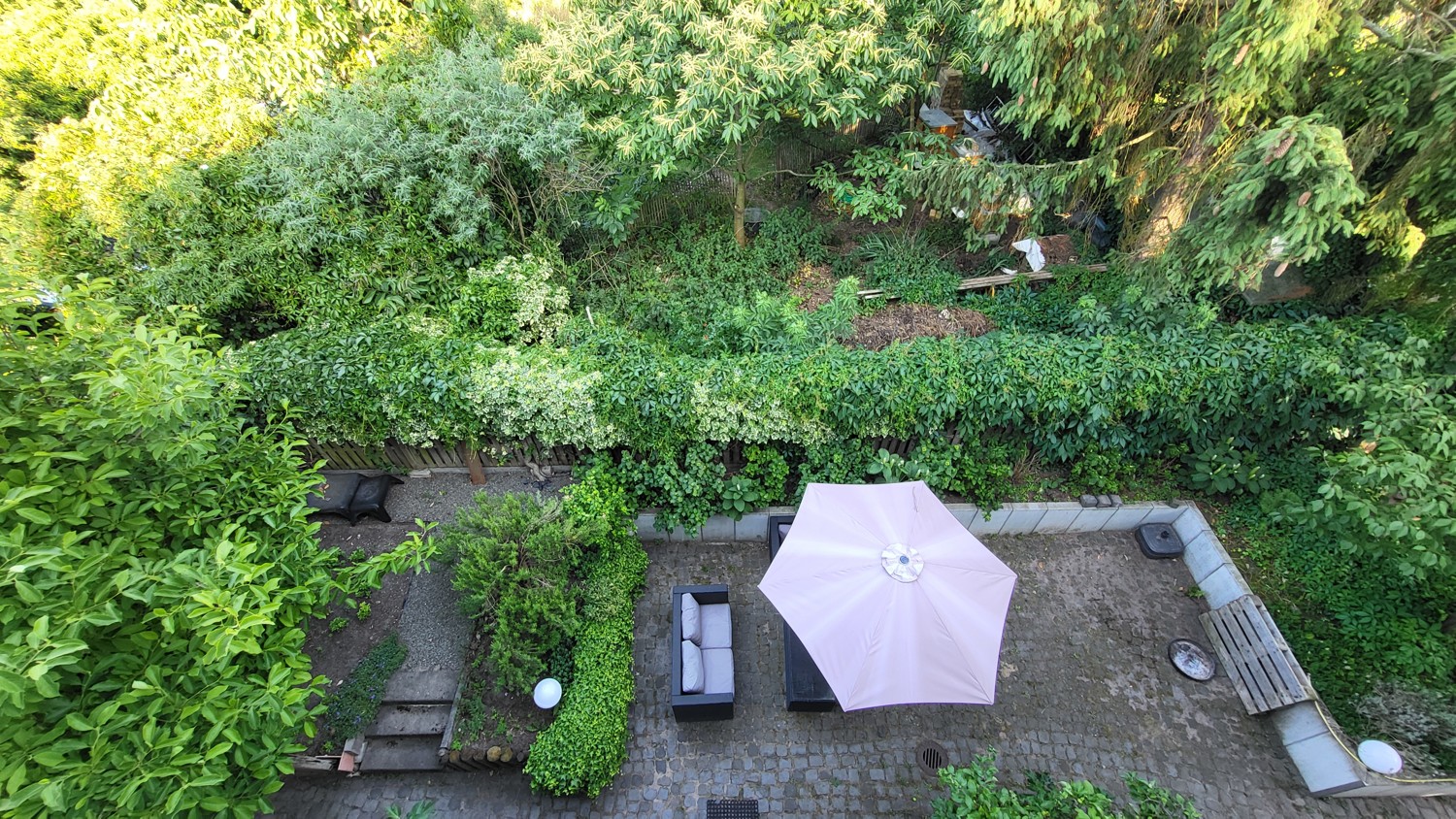 Blick zur Frühstücksterrasse