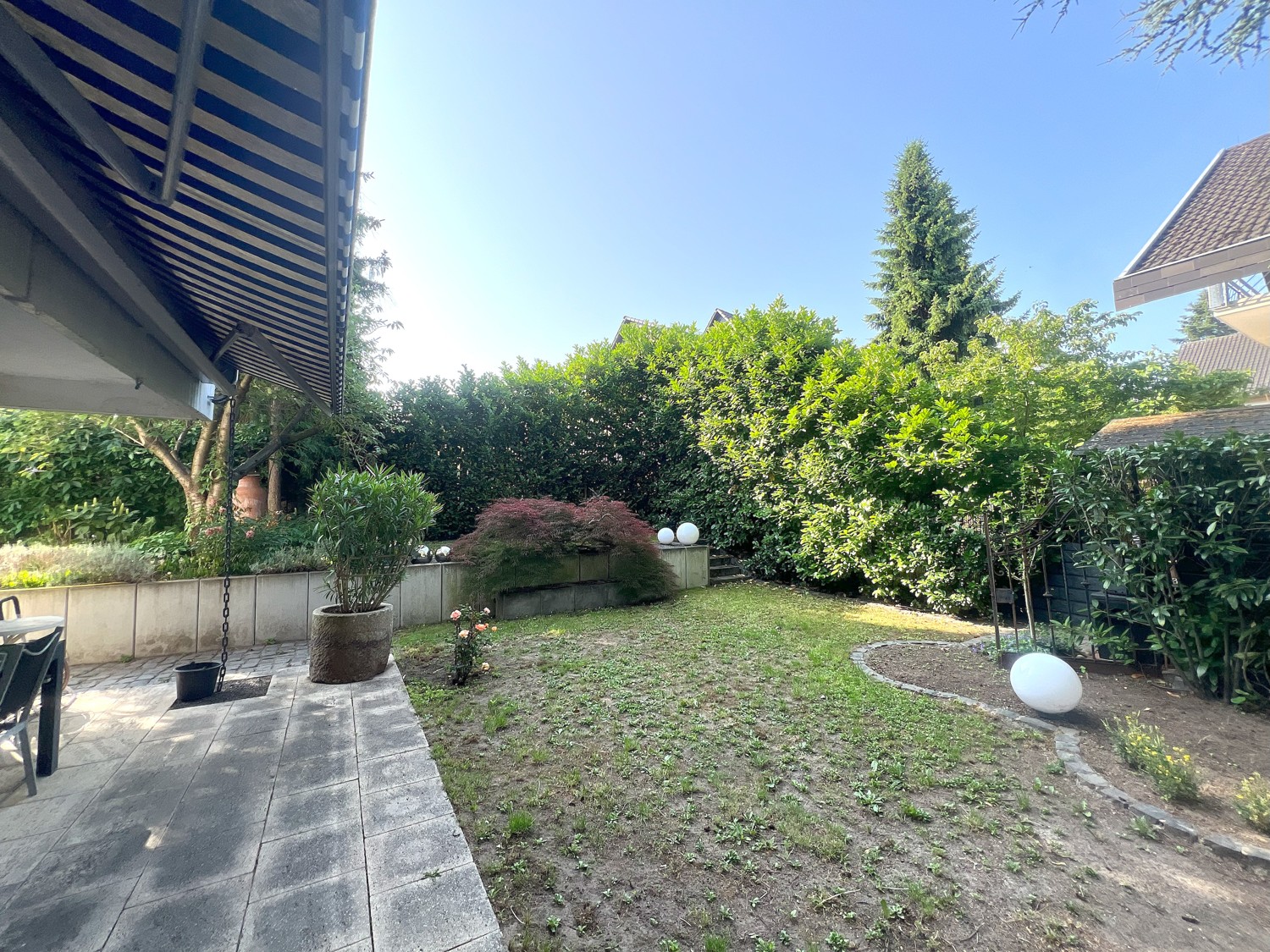Blick von der Terrasse zum Garten