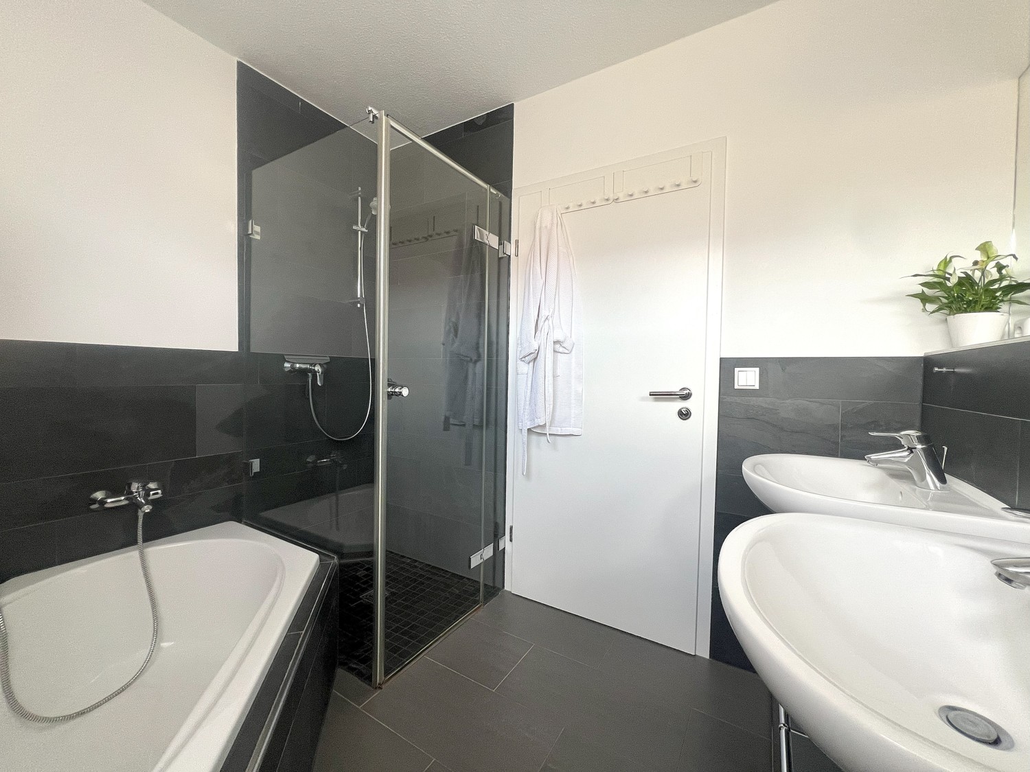 Badezimmer mit Wanne und Dusche