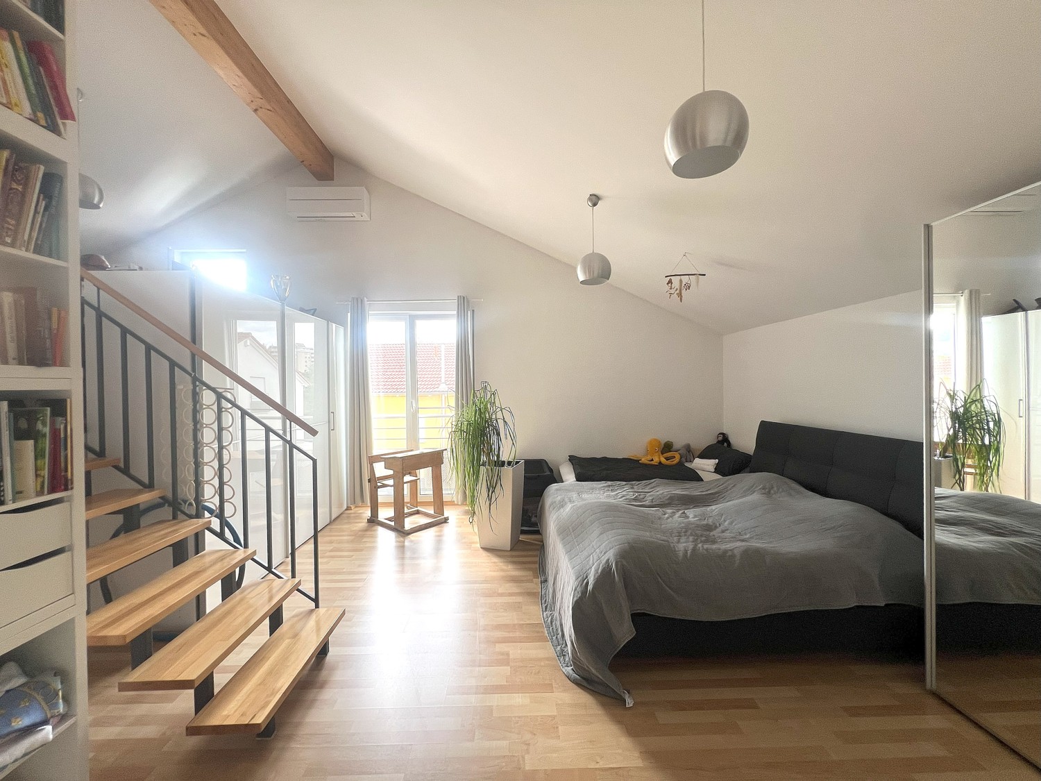 Elternschlafzimmer mit versetzer Ebene zum aktuellen Bürobereich