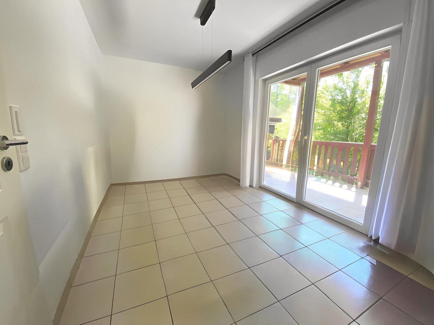 Essbereich mit Blick zum Balkon
