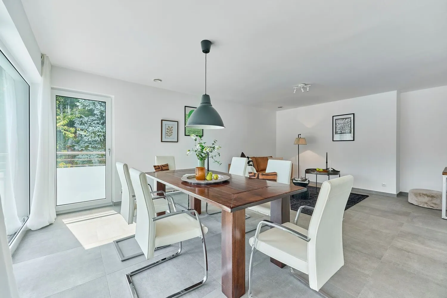 Essbereich mit bodentiefen Fenstern