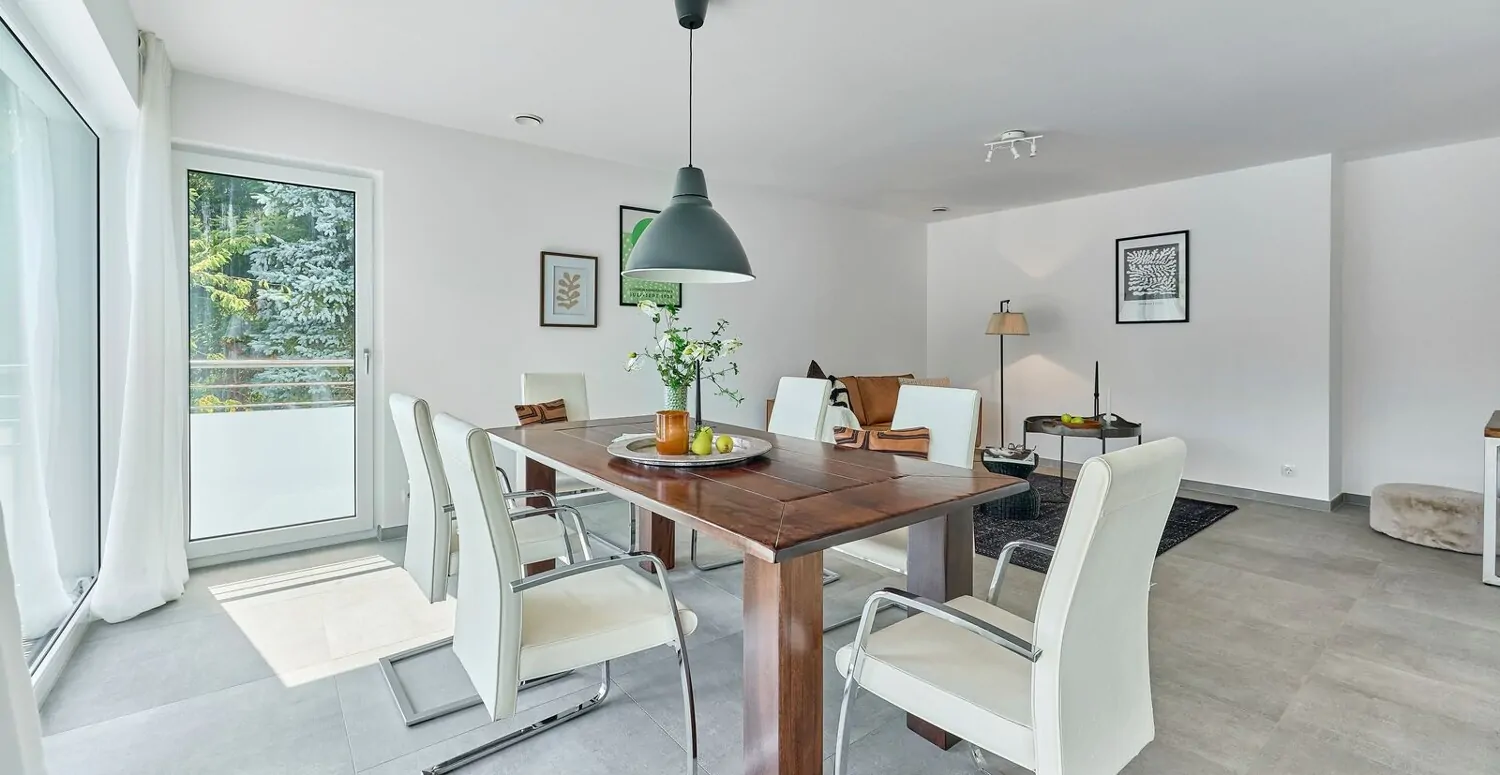 Essbereich mit bodentiefen Fenstern