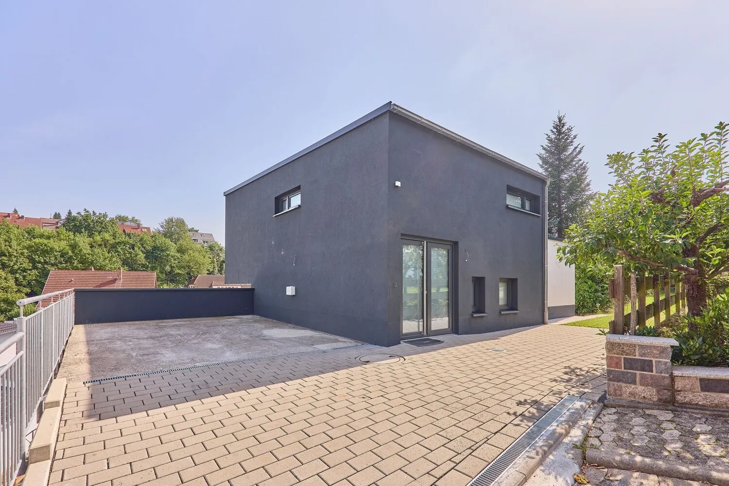 Haupteingang mit Parkplätzen