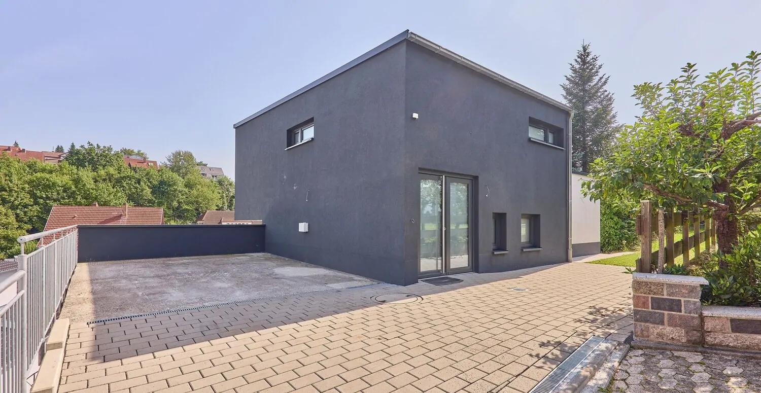 Haupteingang mit Parkplätzen