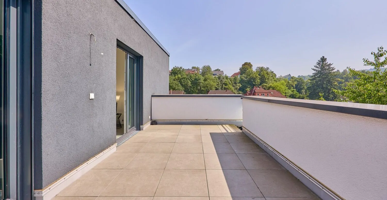 Dachterrasse, angrenzend ans Schlafzimmer und Bad