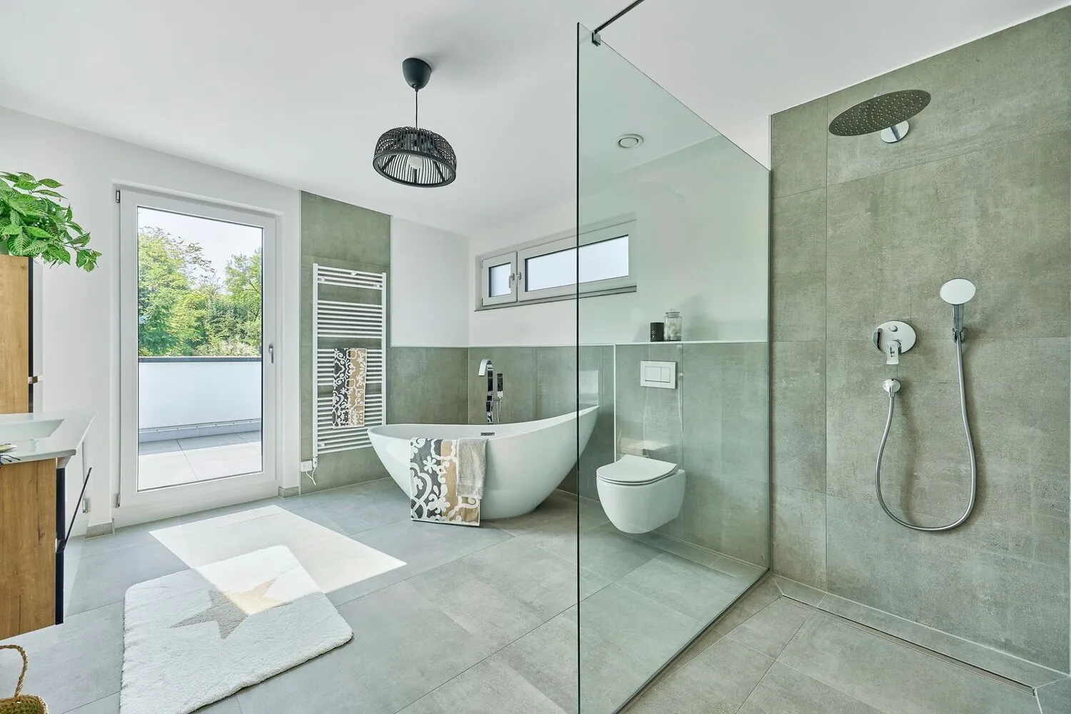 Modernes Bad mit Wanne und Dusche