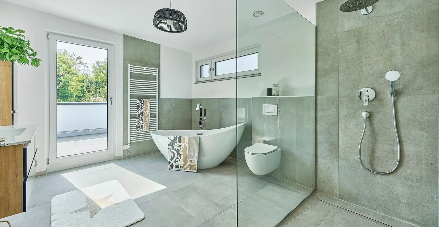 Modernes Bad mit Wanne und Dusche