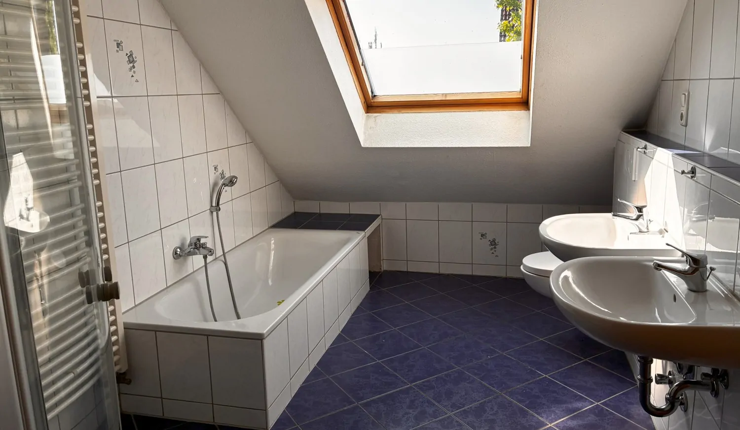 Badezimmer mit Wanne und Dusche