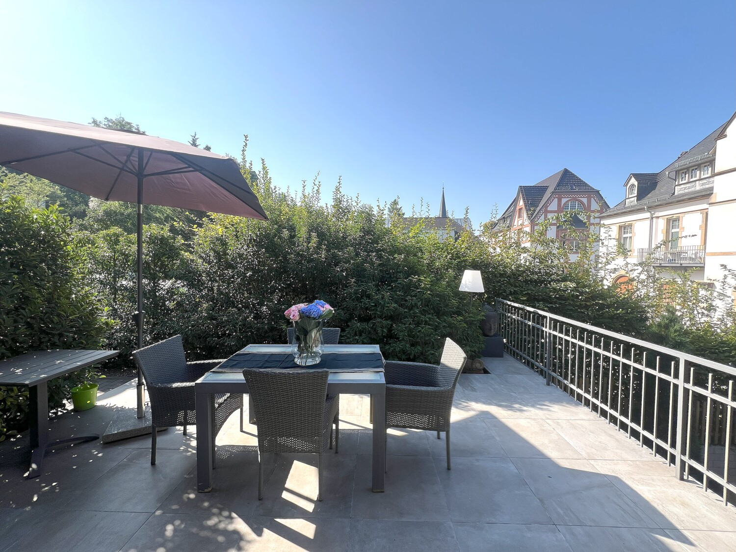 Blickgeschützte und großzügige Terrasse