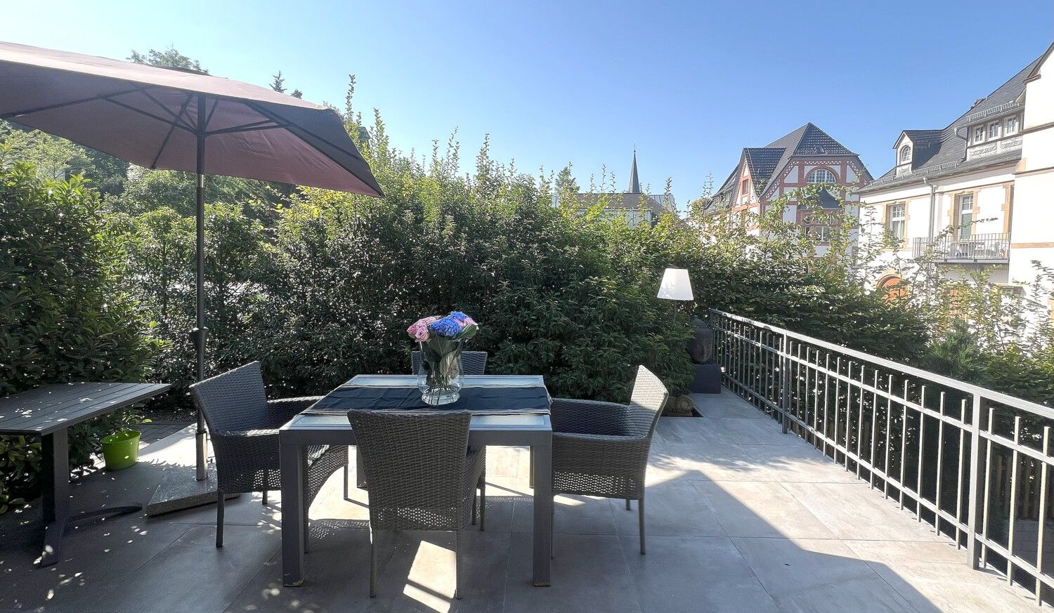 Blickgeschützte und großzügige Terrasse