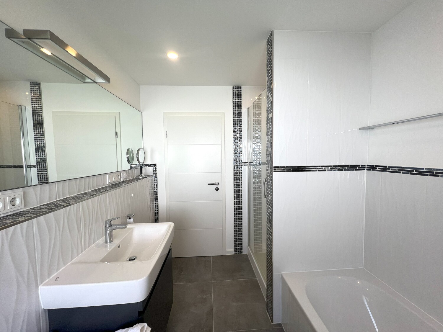 Hauptschlafzimmer mit Wanne und Dusche