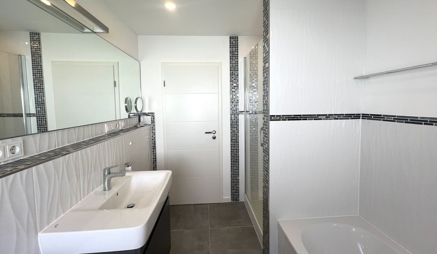 Hauptschlafzimmer mit Wanne und Dusche
