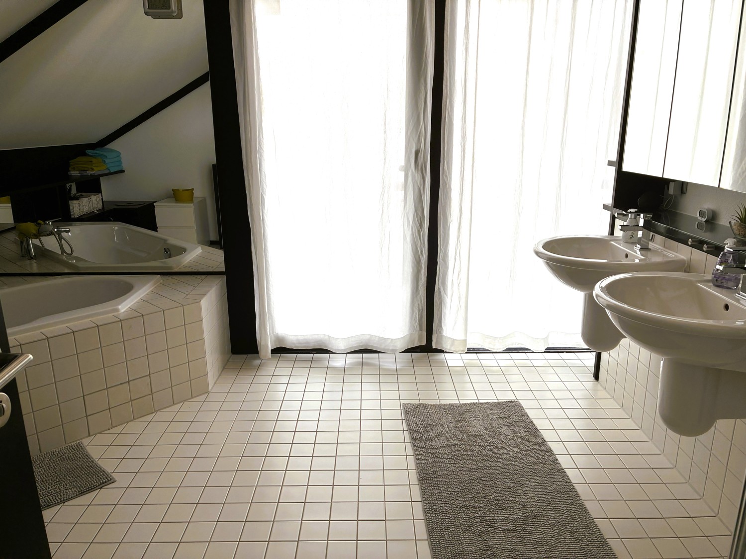 Großes Badezimmer mit .....
