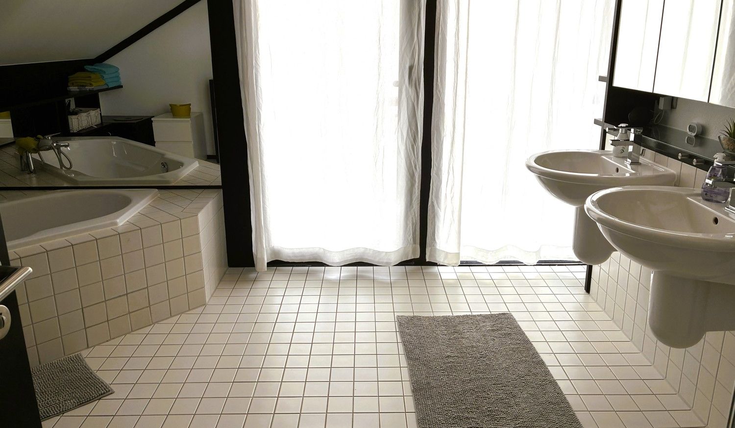 Großes Badezimmer mit .....
