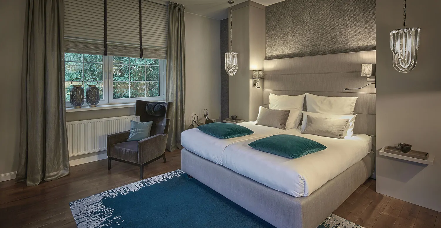 Traumhaftes Schlafzimmer mit Blick in den Garten