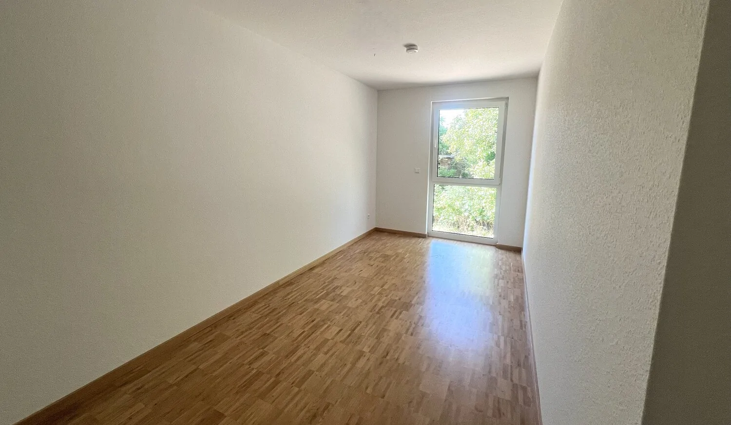 Bodentiefe Fenster sorgen im Arbeitsbereich für einen tollen Blick ins Grüne