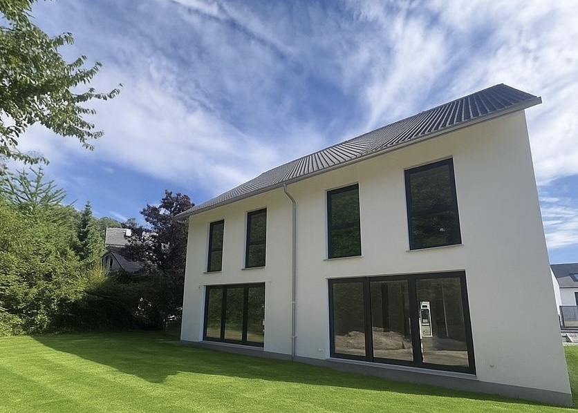 Architektonisch überzeugendes Doppelhaus – Neubau mit offener Grundrisslösung