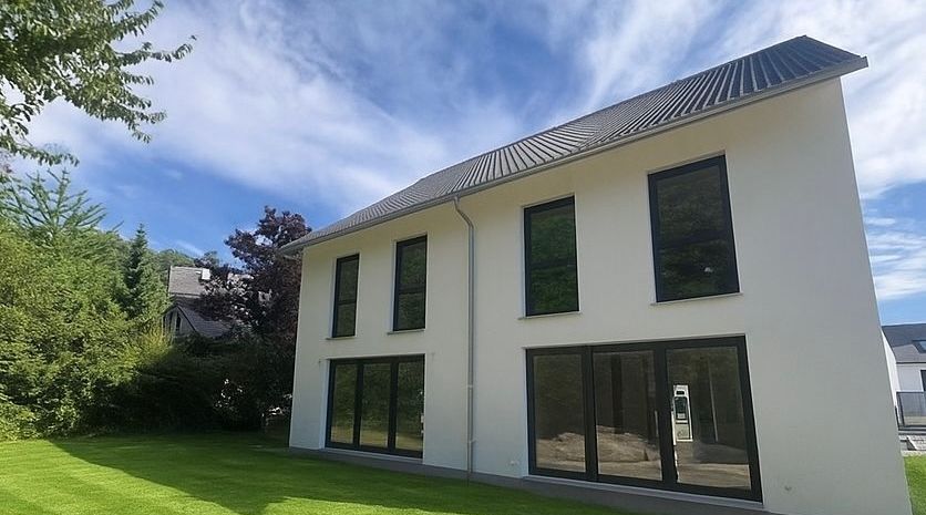 Architektonisch überzeugendes Doppelhaus – Neubau mit offener Grundrisslösung