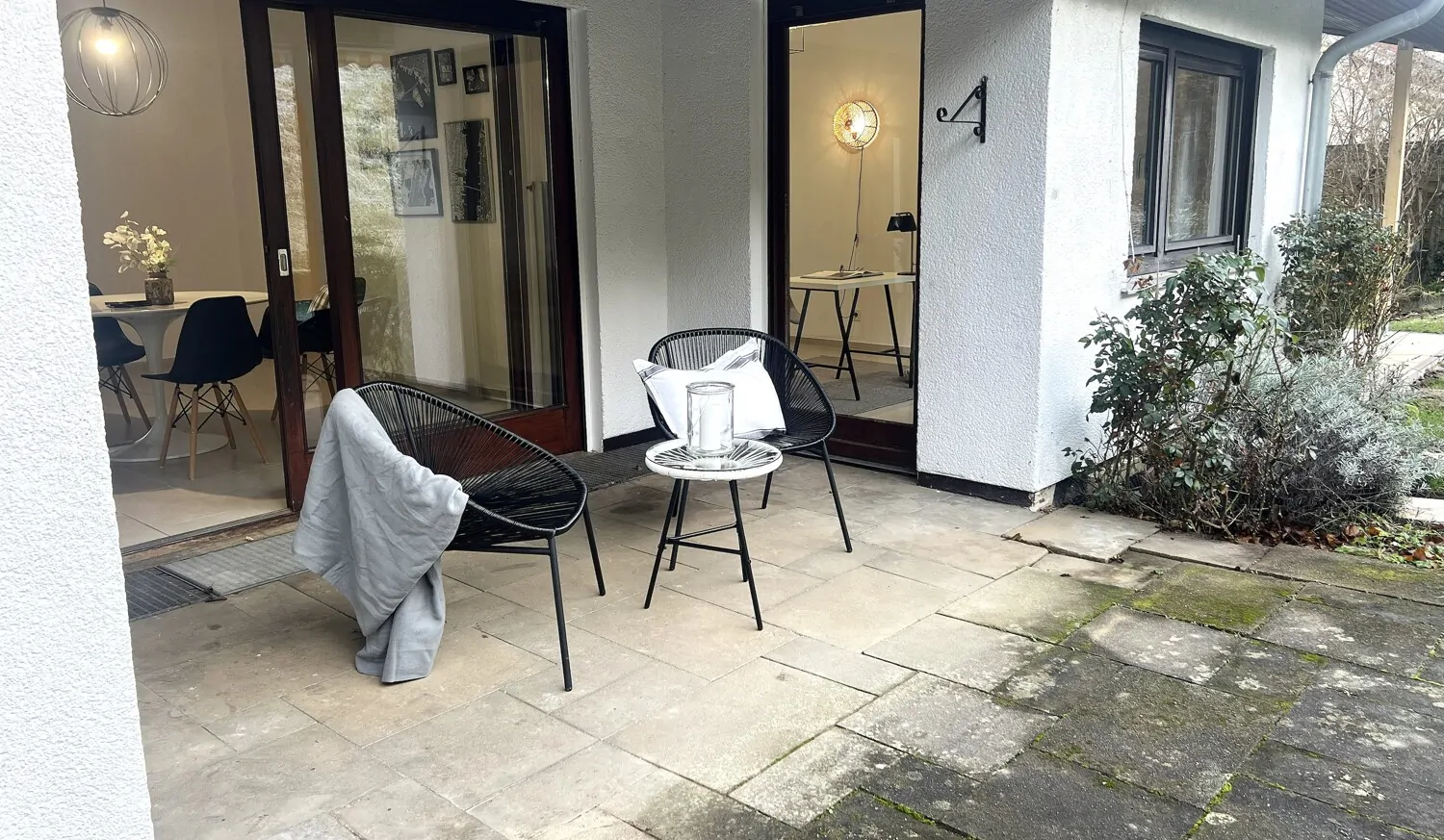 Überdachte Terrasse mit Blick in den Garten