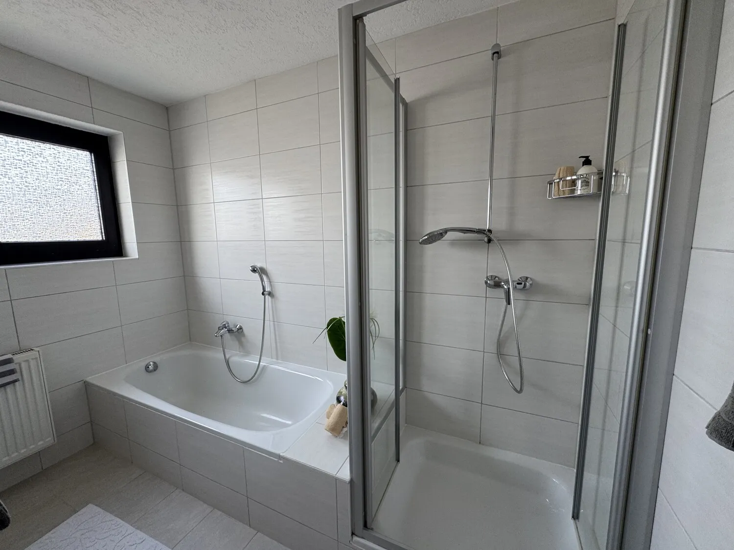 Mit Wanne und Dusche