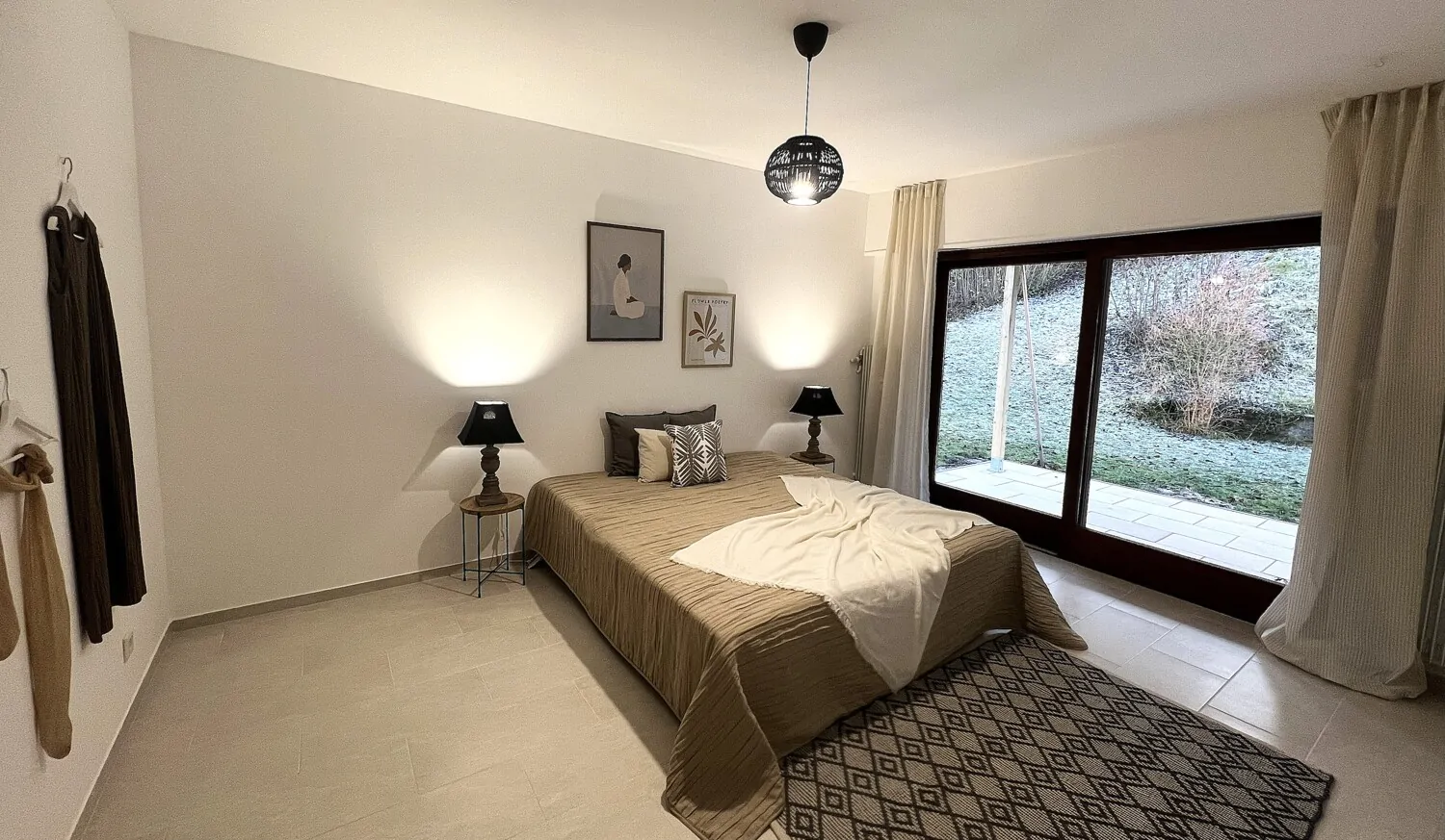 Gemütliches Schlafzimmer mit Terrasse