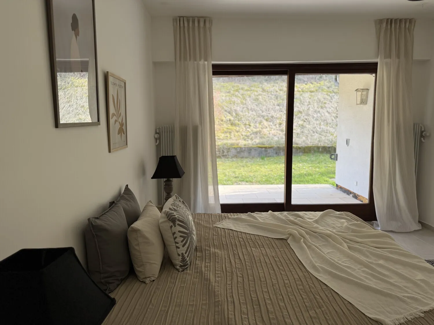 Schlafzimmer mit vorgelagerter Terrasse