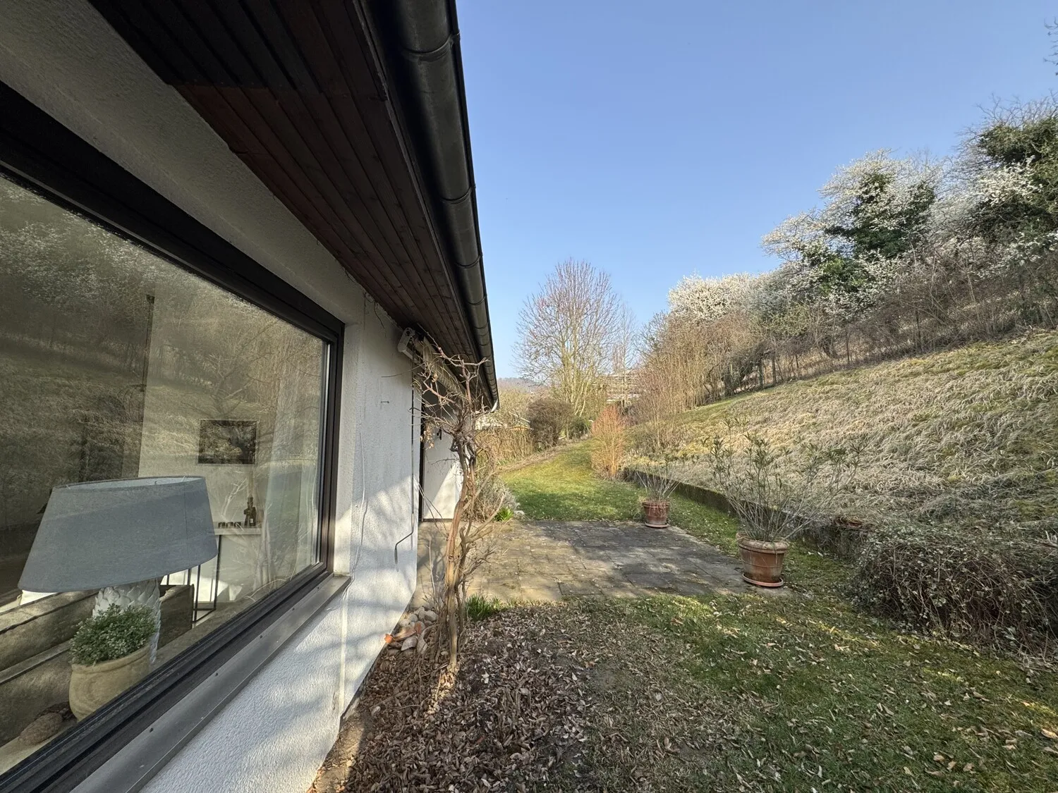 Blick zum großzügigen Grundstück