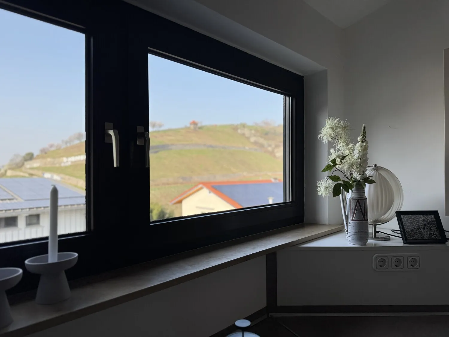 Mit Blick in die Weinberge