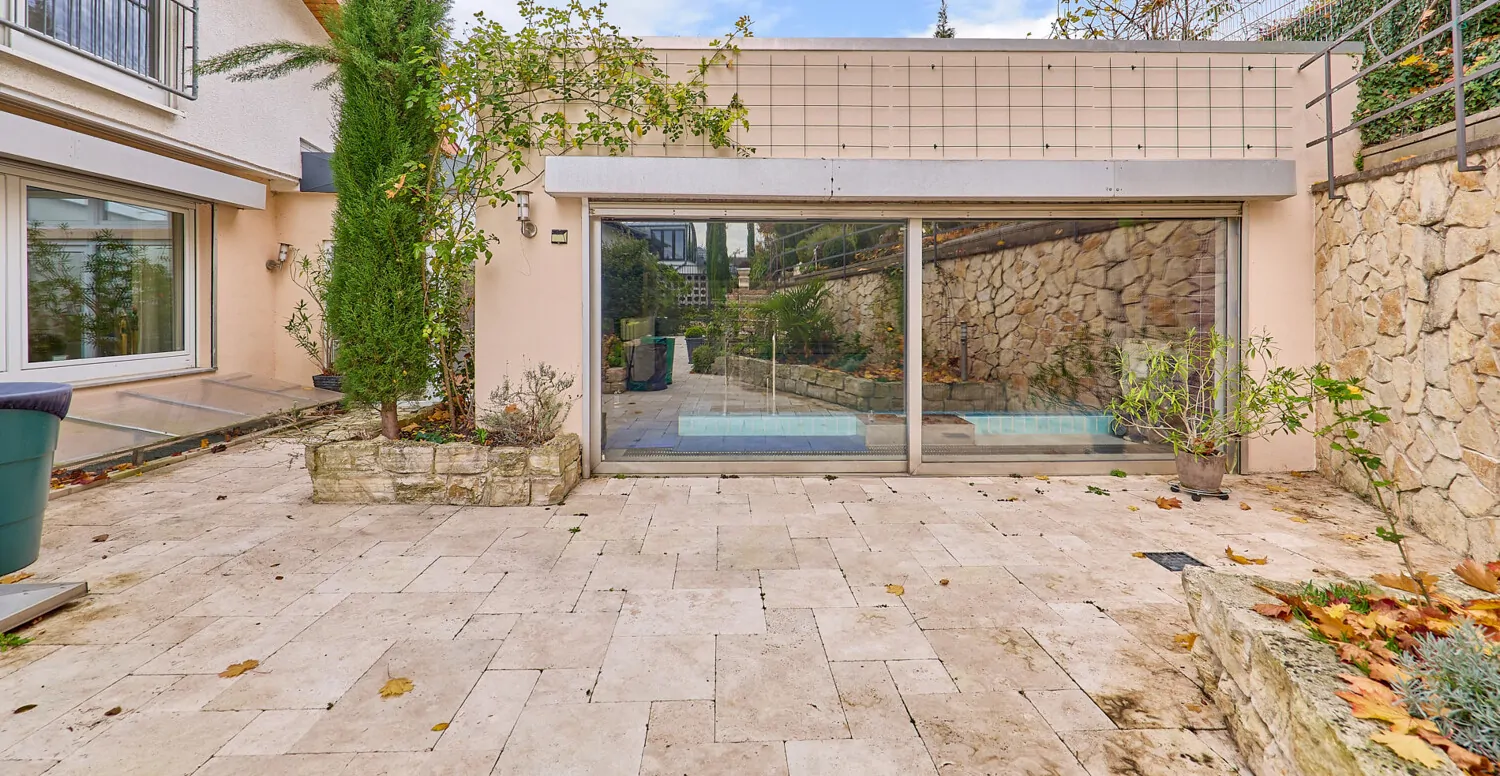 Innenschwimmbad mit Zugang in den Garten