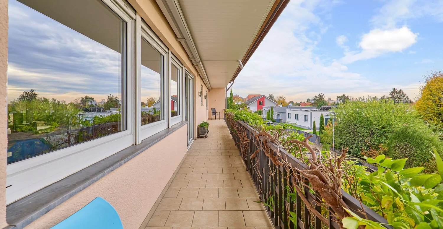 Traumhafter Balkon mit Blick in die Rheinebene