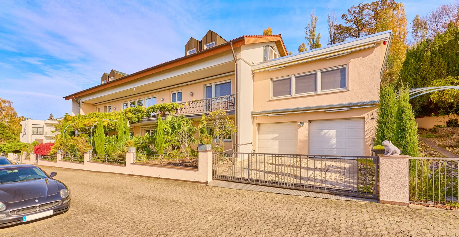 Vorderansicht mit Garagen und Stellplätzen