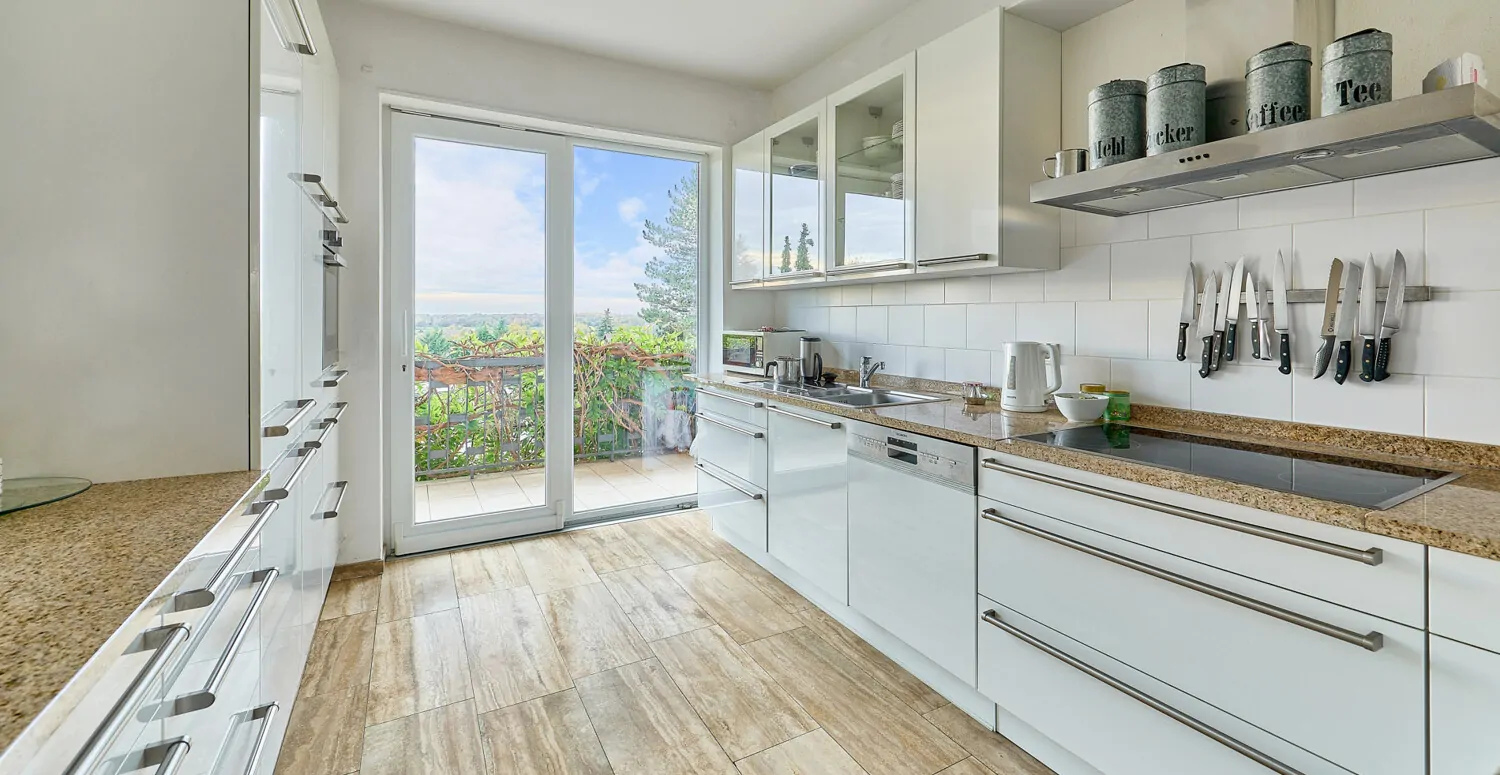 Moderne Einbauküche im Obergeschoss