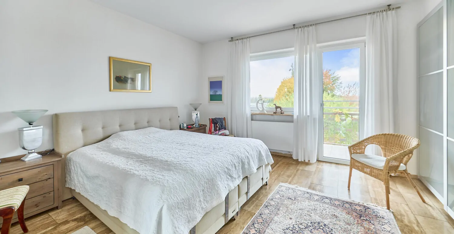 Gemütliches Schlafzimmer mit Balkon