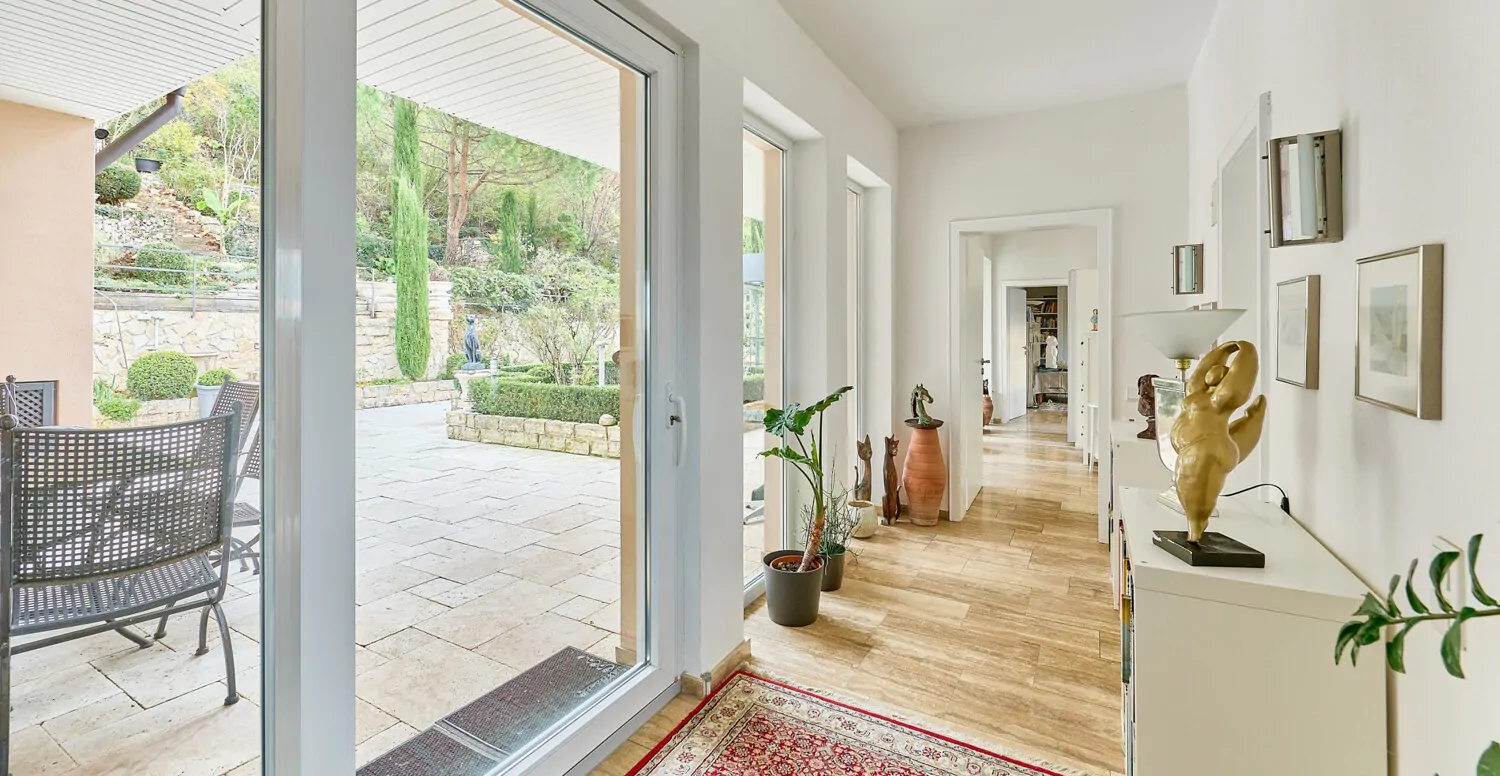 Bodentiefe Fenster ermöglichen einen herrlichen Blick