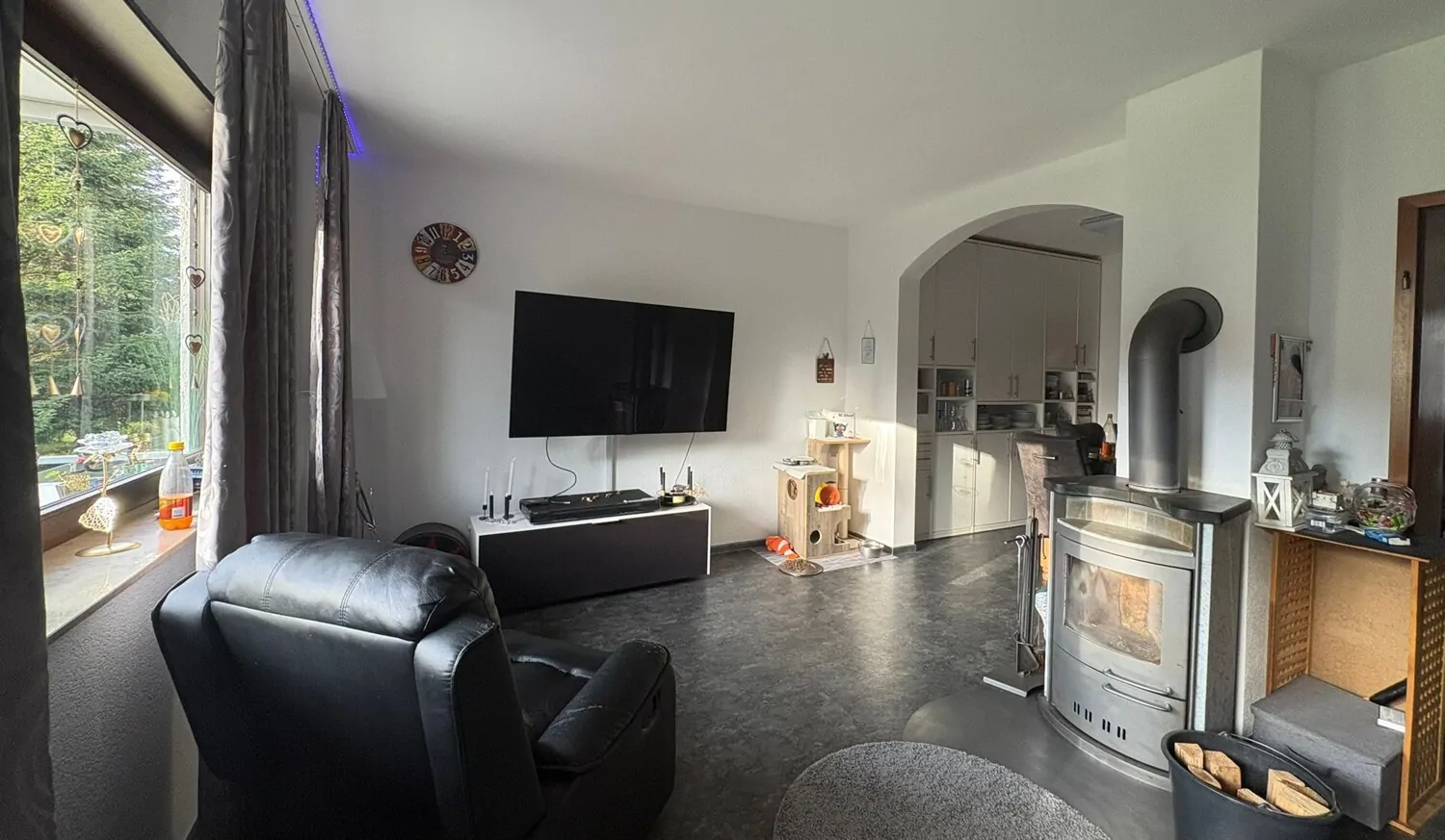 Gemütliches Wohnzimmer mit Kamin