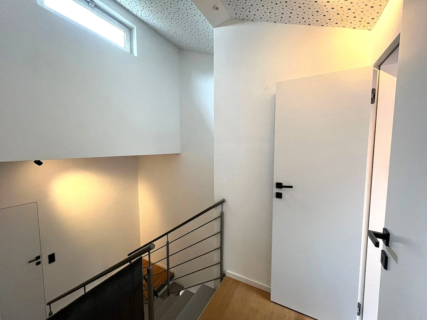 Modernes helles Treppenhaus