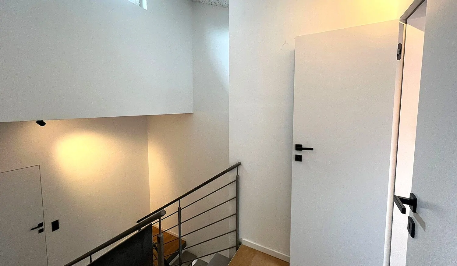 Modernes helles Treppenhaus