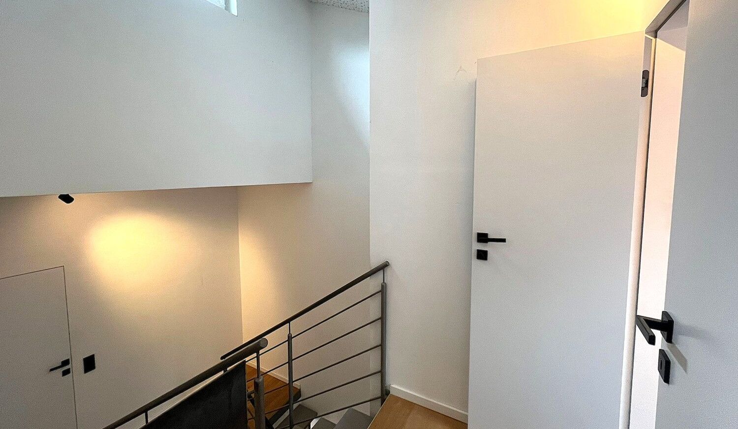 Modernes und helles Treppenhaus
