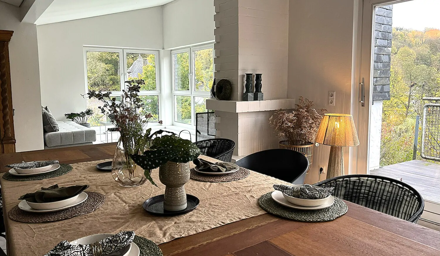 Gemütlicher Essbereich mit Zugang auf die Terrasse