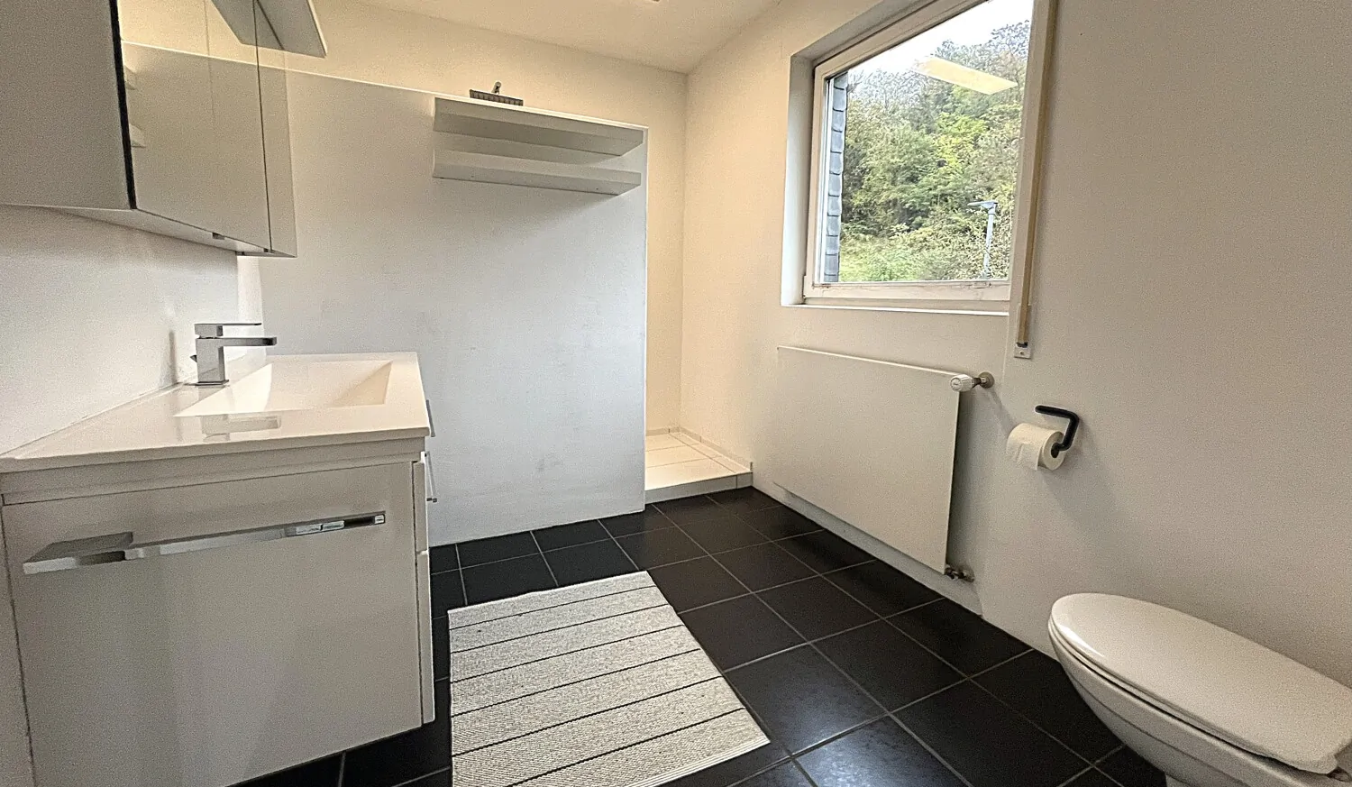 Modernisiertes Badezimmer mit begehbarer Dusche