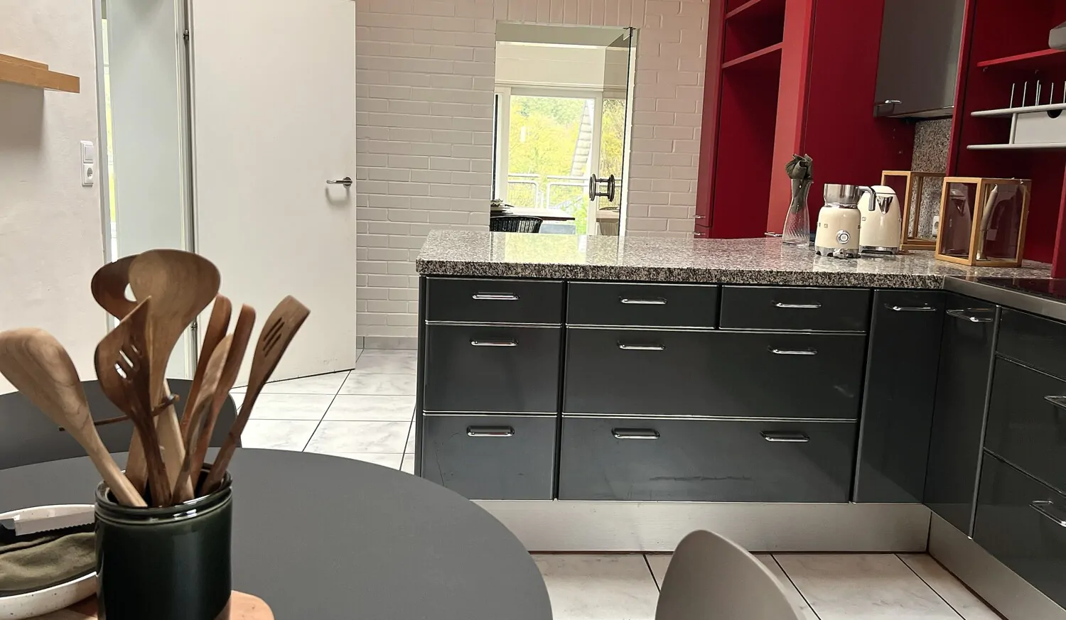 Giebelhoch geöffnete Einbauküche mit Zugang zum Wohn- un Essbereich