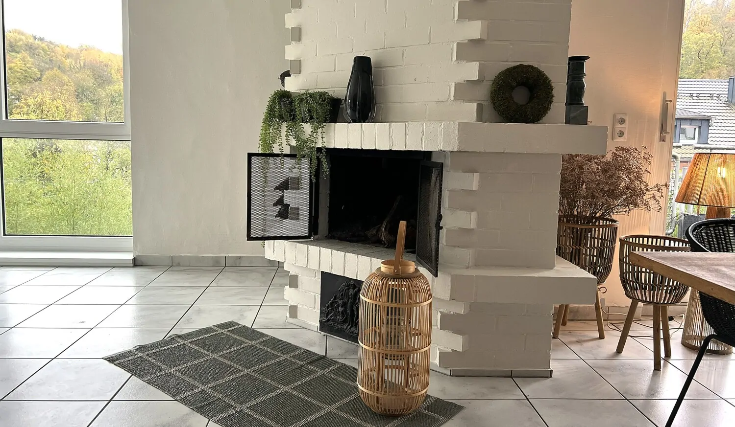 Der offene Kamin ist das Herzstück des Ergeschosses