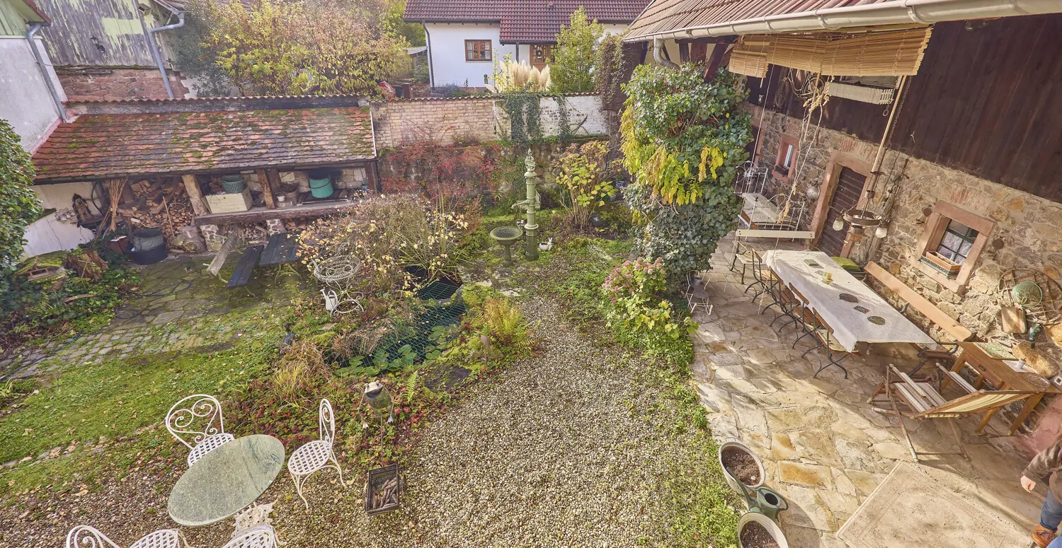 ....Blick in den Wohngarten