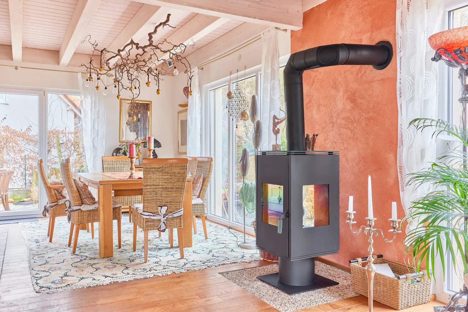 Offener Essbereich mit Kamin