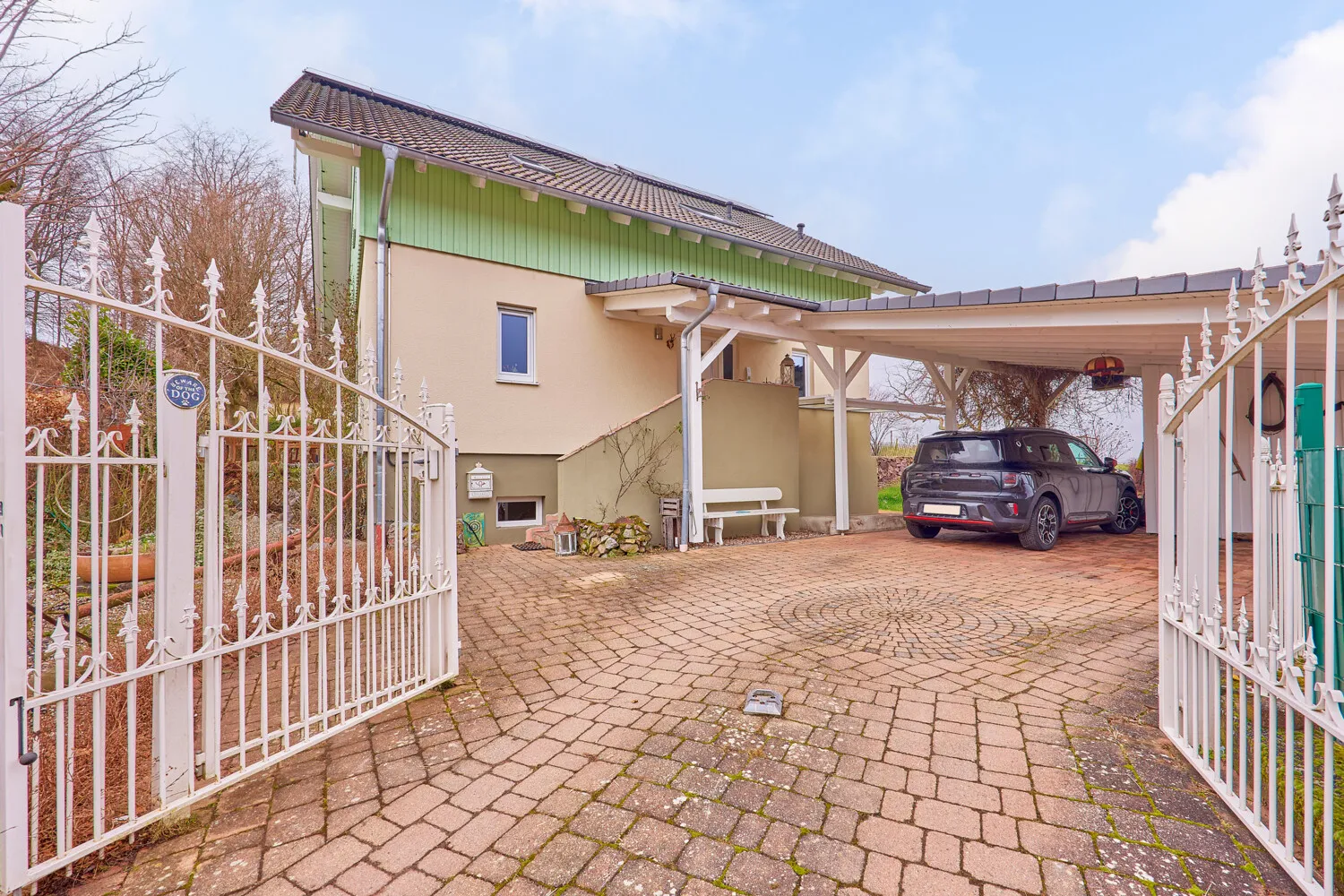 Einfahrt zum Carport und Haus