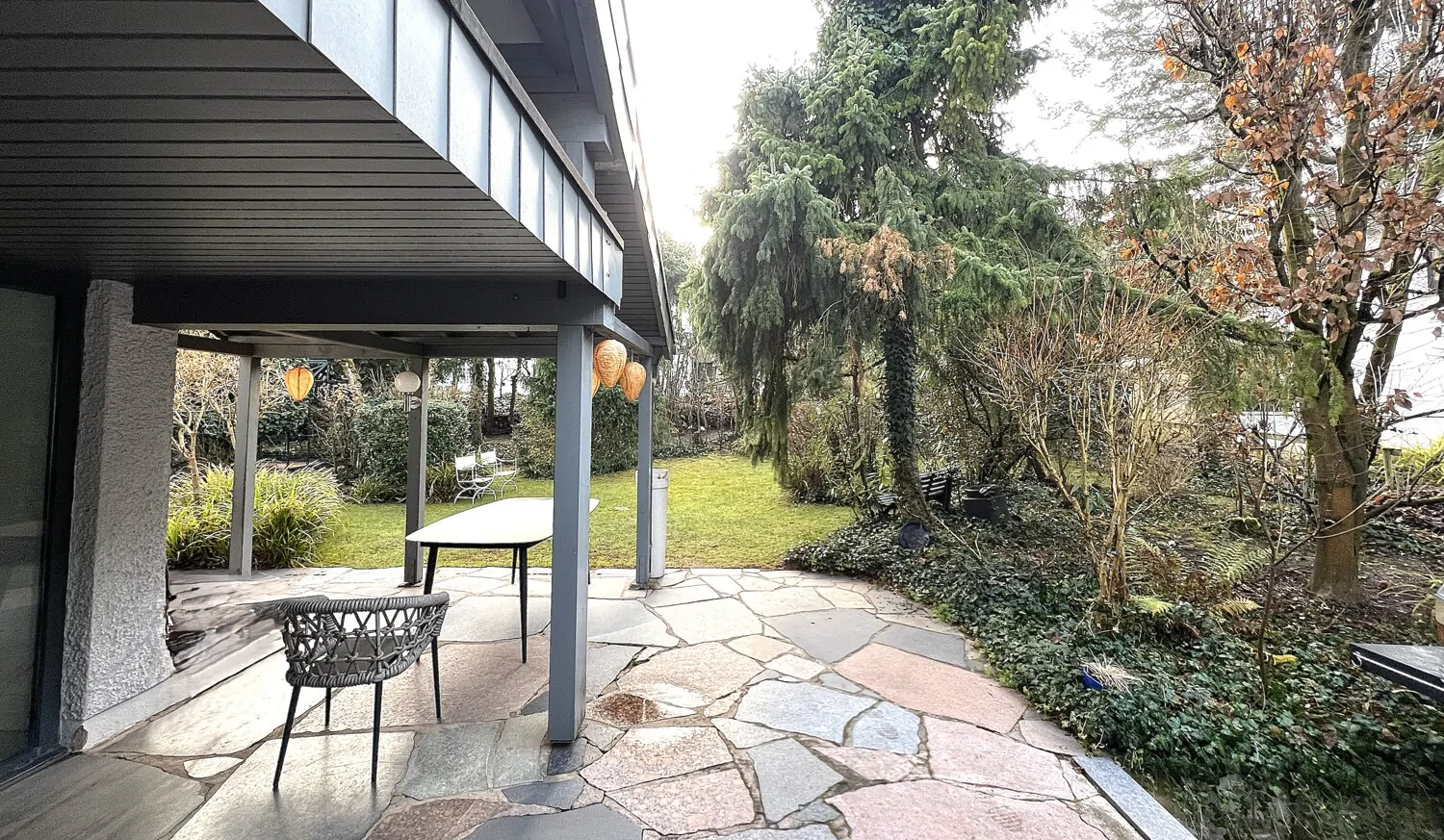 Vorgelagter Terrasse an den Wohnbereich