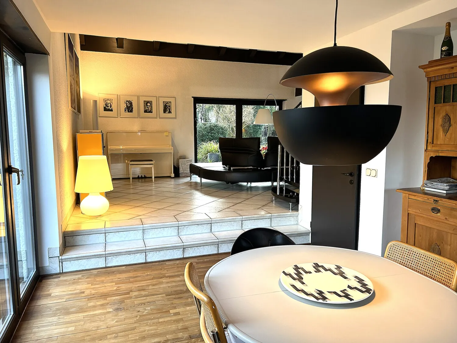 Blick vom Essbereich in den Wohnbereich und Garten