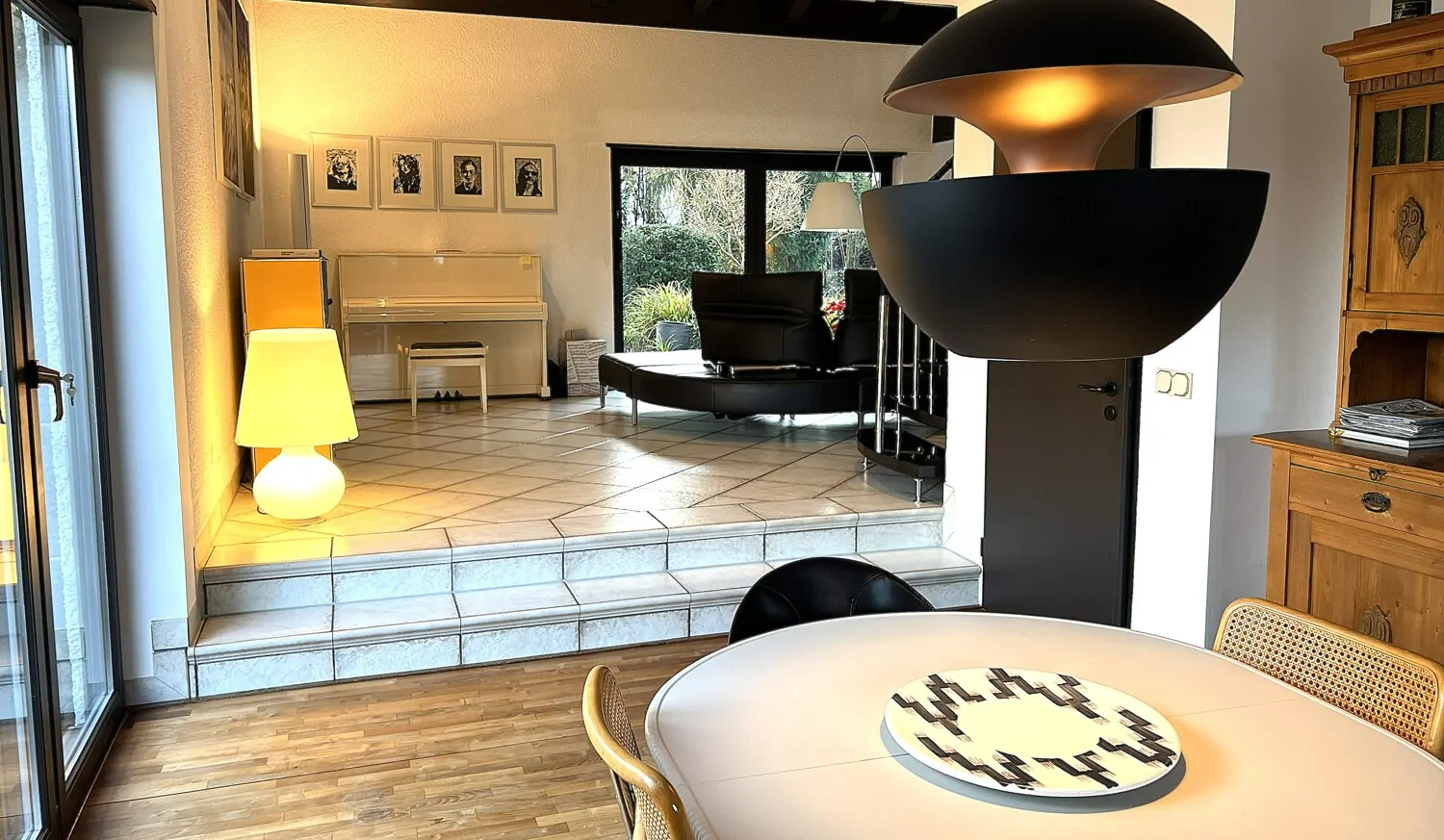 Blick vom Essbereich in den Wohnbereich und Garten